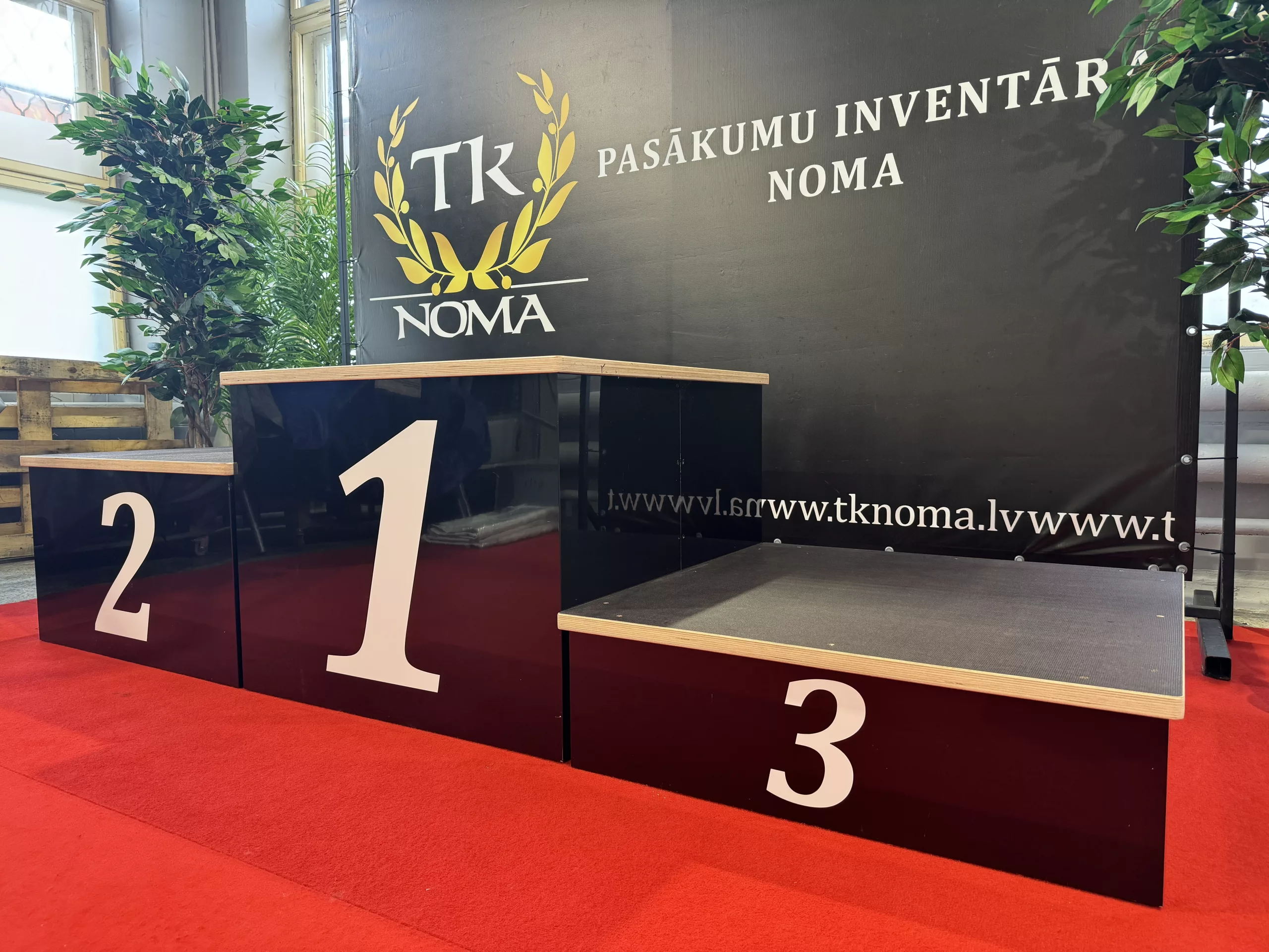 pjedestals2 Melns apbalvošanas podests (pjedestāls) ar trim pakāpieniem, godalgoto vietu laureātiem